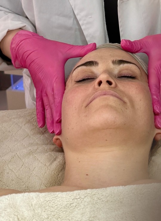 Entspannende Gesichtsmassage bei La Boutique Zürich.