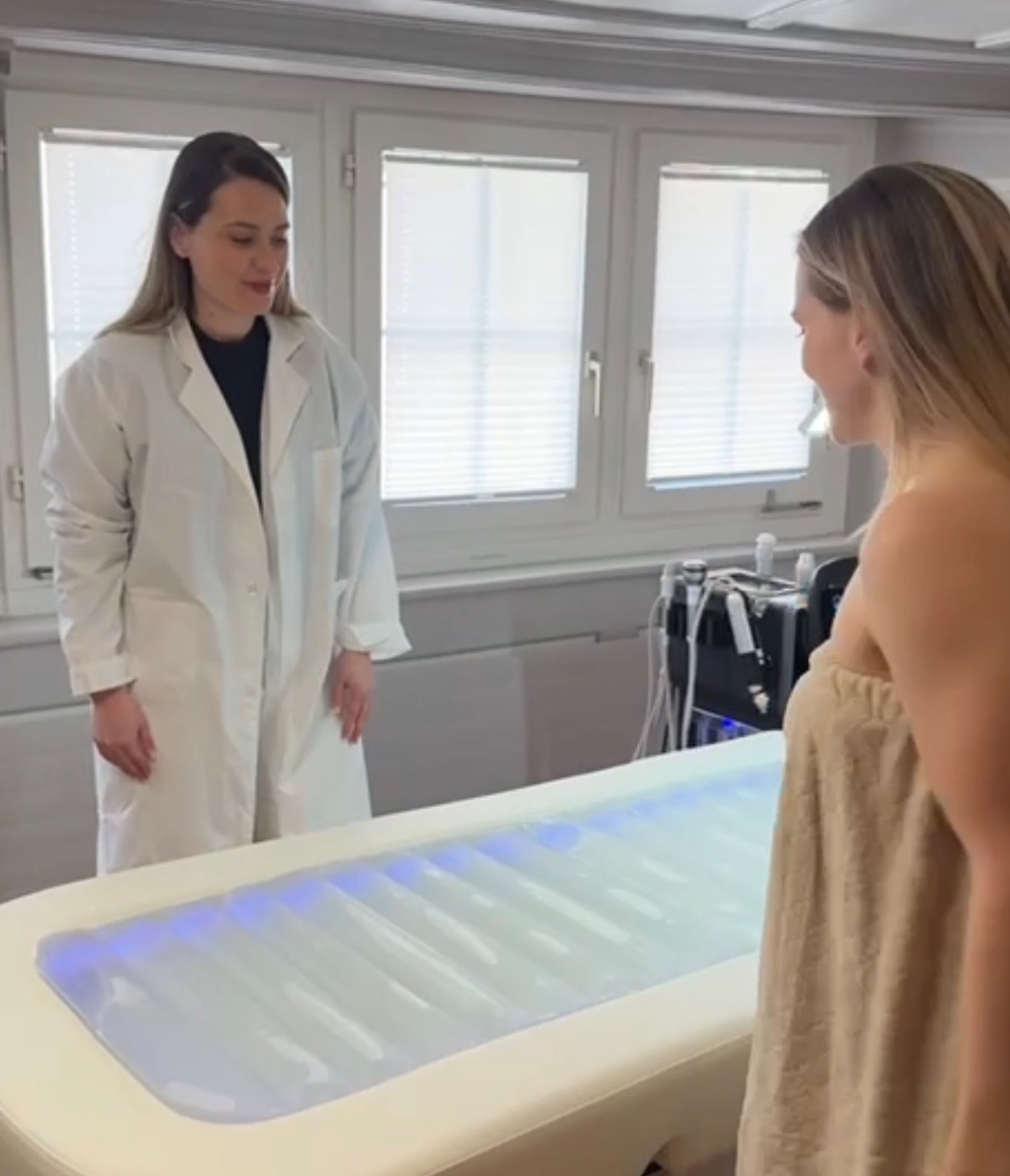 Persönliche Beratung am Hydra Bed in der privaten Atmosphäre von La Boutique Zürich.