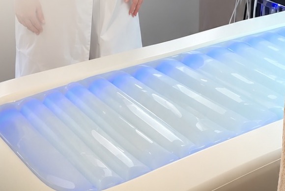 Das sanft beleuchtete Hydra Bed bei La Boutique Zürich.